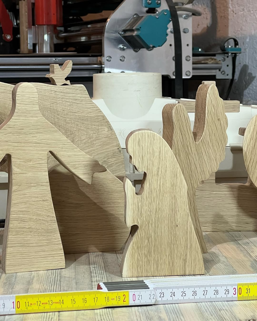 Handgemachte Holzfiguren fuer eine Osterkrippe