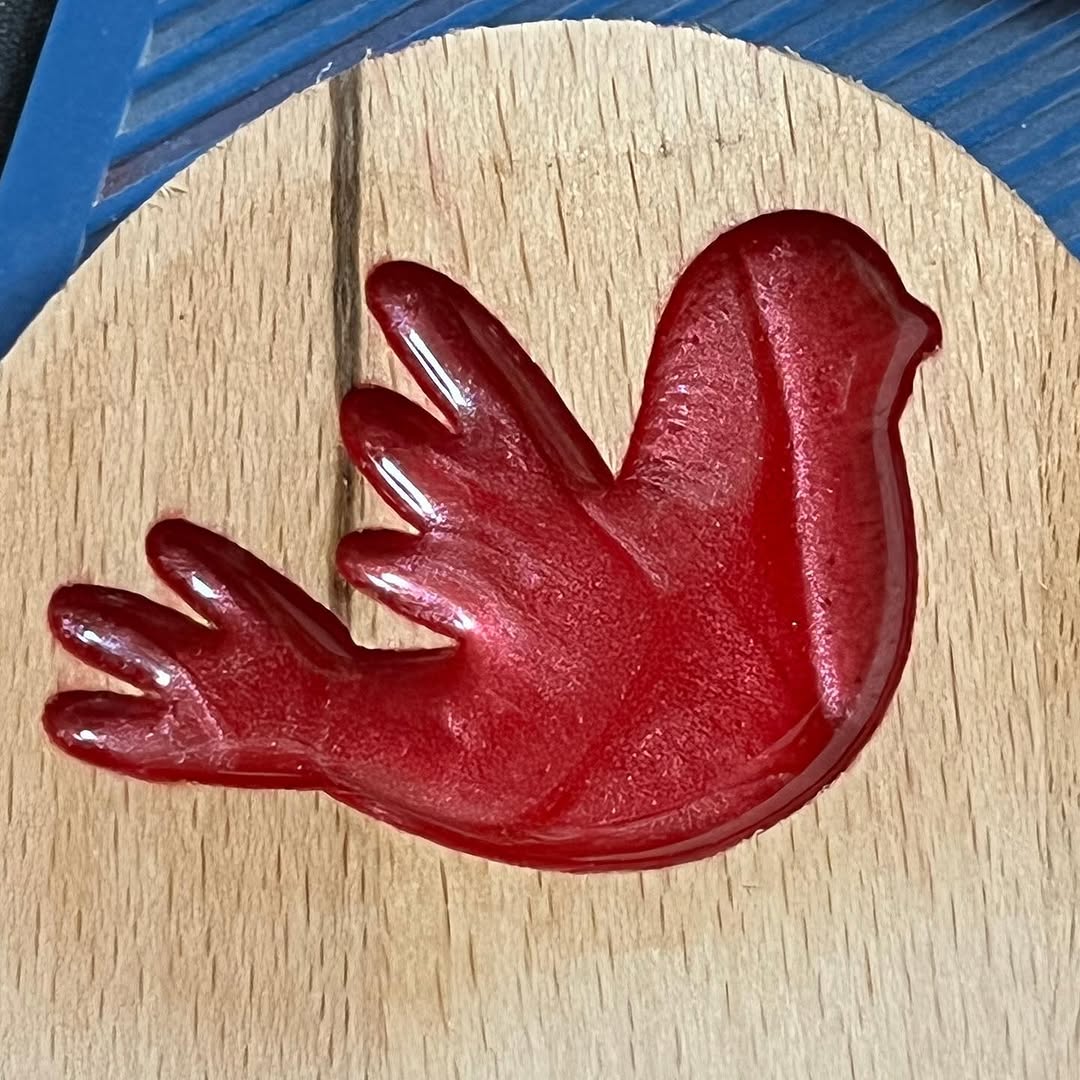Rote Taube aus Epoxidharz in Holz