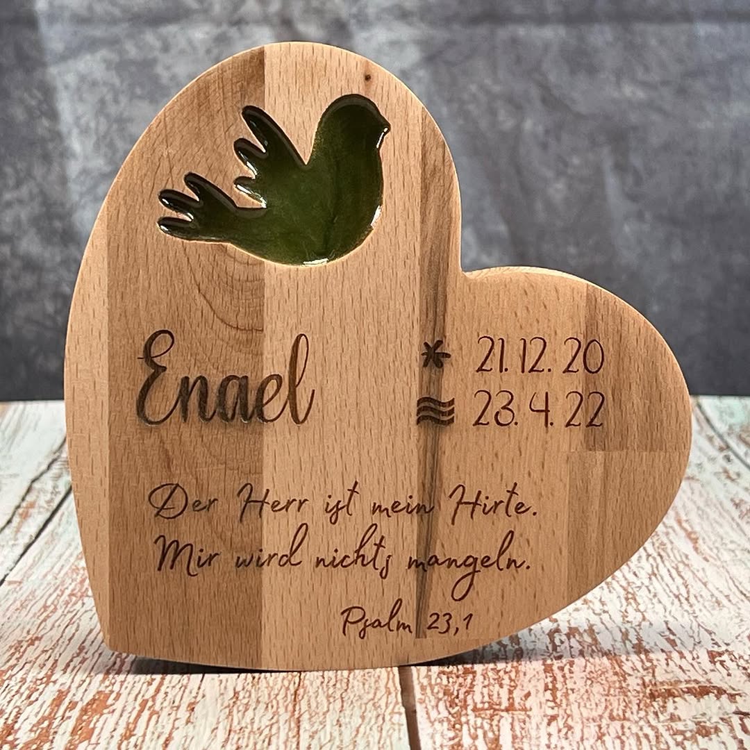 Persoenliches Taufgeschenk aus Holz und Epoxidharz